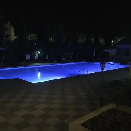 1 Bedroom Luxury In Secure Gated Complex With Large Shared Pool Апартаменты *